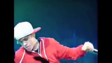 Justin Bieber се разплака докато пя Down to earth.. 