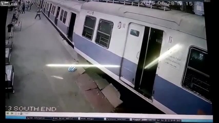 Кадри показващи момента на пътнически влак които дерайлира на гара Мумбай