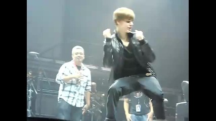 Justin Bieber танцува на Teach Me How To Dougie 