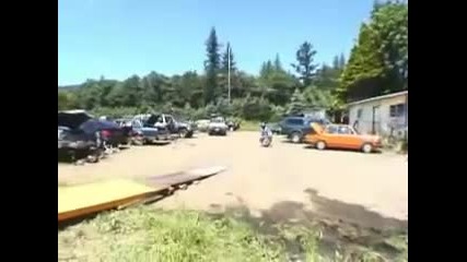 Човек прави опит с мотор 