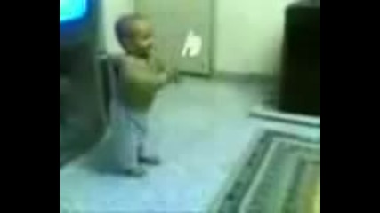 Бебе играе много як кючек 