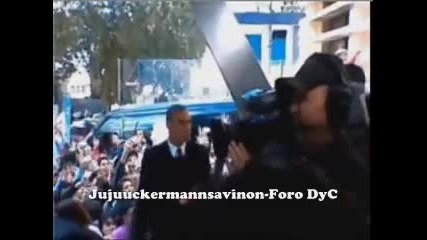 Dulce Maria saluda sus fas en la entrada de Mtv Brasil 