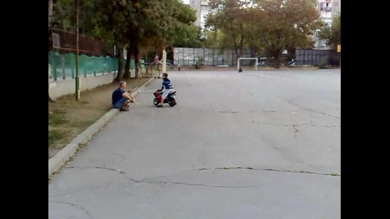 Малко дете с Pocket bike