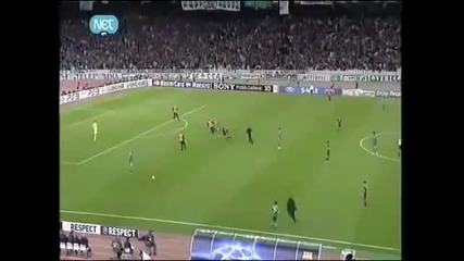 луд фен показа среден пръст на меси смях