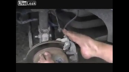 Безрък човек сам си оправя колата.уникално!