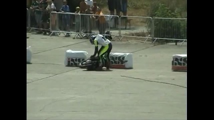 Този скутер май не иска да се върне на пистата !