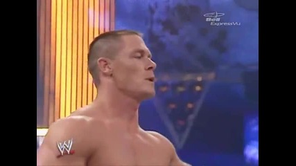 Фен на Wwe се качва в ринга ..