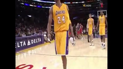 Kobe Bryant Си изпуска Обувката по време на мач срещу Nets 