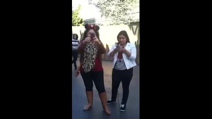 Бийбър размахва среден пръст и ругае лигавещи се момичета в Disneyland