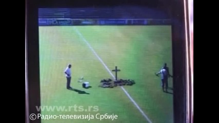 Гроб за футболисти в средата на терена