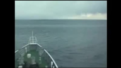 Кораб Минава През Цунами..!! 
