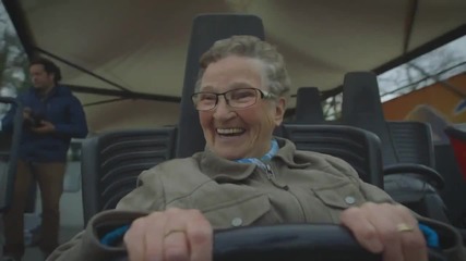 Баба на 70 години се вози на влакче в увеселителен парк за първи път