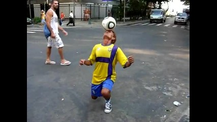 Стар Футболист Показва Качества По Улиците На Рио де Жанейро 