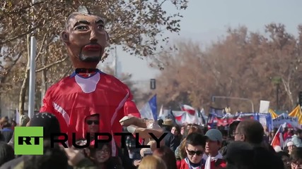 Chile: Effigies of football stars Sanchez and Vidal assist education activists
