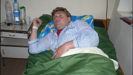 Бият футболен съдия по време на мач, той се съвзема и раздава червени картони