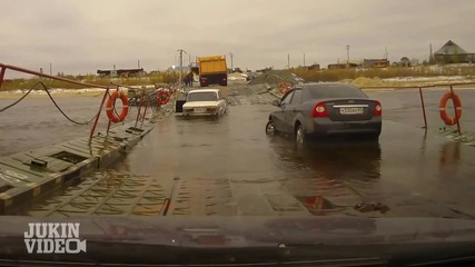 Шофьор на Камион е некоректен спрямо наводнени коли на мост