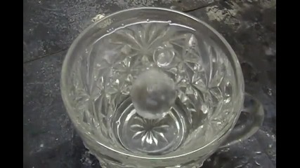 Нагорещено никелирано топче във вода 2
