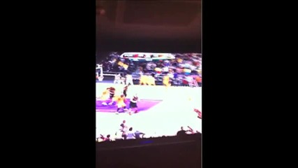 Justin Bieber and Iyaz гледат Nba