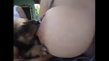 Жена кърми кученце