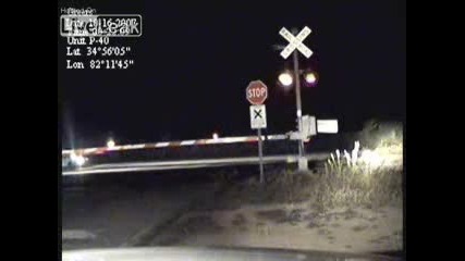 Полицай Спасява Жена От Железопътна Линия