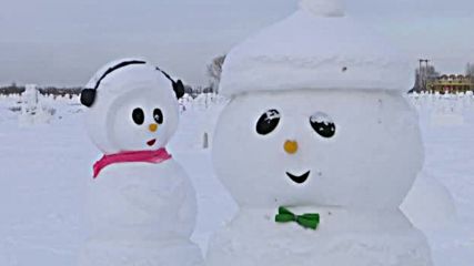 Колоритни снежни човеци – атракция в Китай
