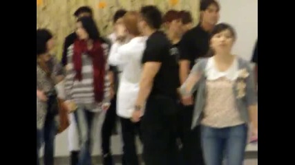 26_11_11 Teentop waiting @ Novena Mall.