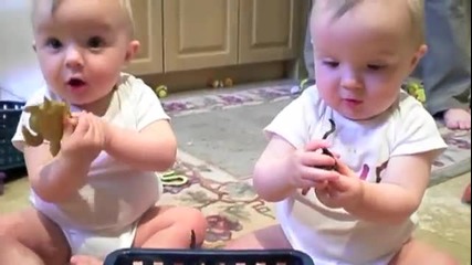 Близнаци имитират кихащия си баща