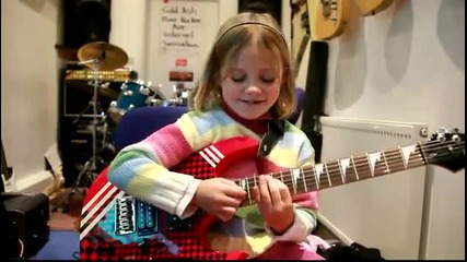 7 - годишно момиче свири на китара