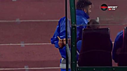 Среден пръст за феновете на "белите"
