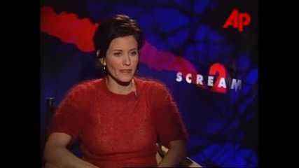 Звездата Къртни Кокс дава интервю за големия си филм Писък 2 (1997)