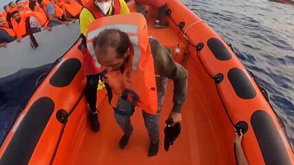 101 мигранти бяха спасени след акция във водите на Средиземно море (ВИДЕО)