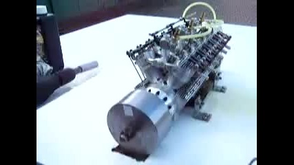 Най - малкият V12 работещ двигател 