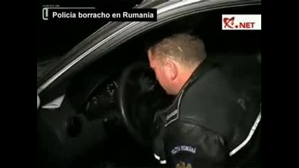 Пиян Румънски Полицай В Патрулната Кола 
