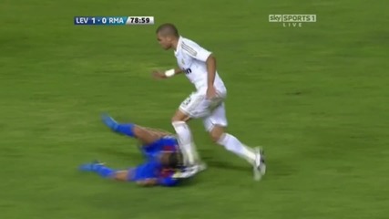 Ужасно агресивно поведение на Pepe от Реал Мадрид