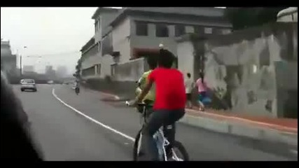 Да караш колело без предна гума * Смях *