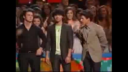 Kevin Jonas gets a tattoo on Teen Choice Awards 2009