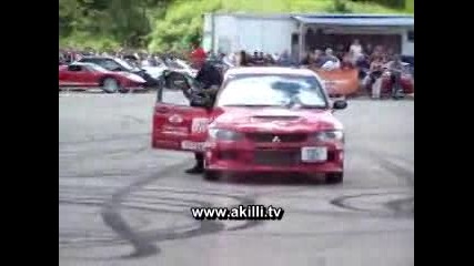 Video - Mitsubishi Evo Great Parking Skills - 