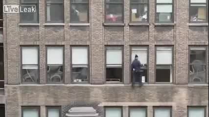 Вижте на каква височина този човек чисти прозорците на сградата