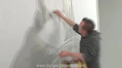 Човек рисува Монна Лиза с хамбургери 