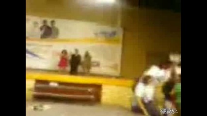 Тази Манекенка що не си гледа в краката? 