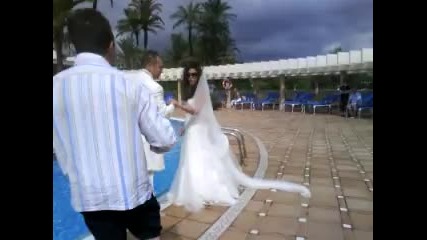 младоженци скочиха в басейна