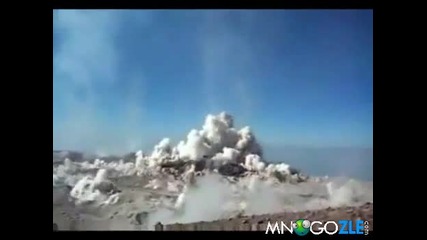 изригване на вулкан близък кадър