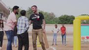 Удари като Бекъм: Легендарният британски футболист игра крикет в Индия (ВИДЕО)