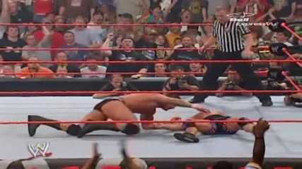Randy Orton прави Rko на Kurt Angle 