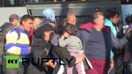 Croatia: Refugees struggle to board bus bound for Hungarian border