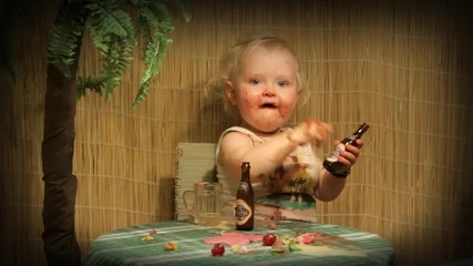 бебе троши бар в лас палмас - Baby trashes bar in Las Palmas (720p) 