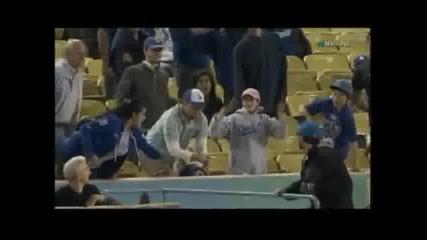 Баща пуска детето си за да хване топка