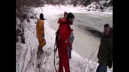 Спасители спасяват куче от студена река .