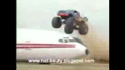 Big Foot прескача Боинг 747