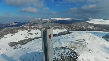 Младежи се разходиха върху паметника на Бузлуджа